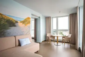 Suite Ein Wohnzimmer mit einem Sofa und Stühlen.