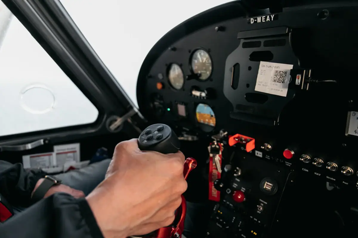 Cockpit Eine Hand hält einen Hebel im Cockpit eines Flugzeugs.