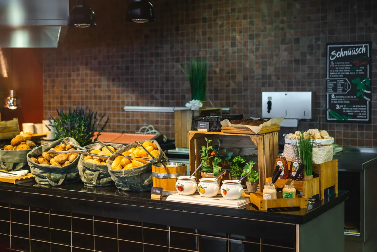 Frühstück im JEDERMANNS Buffet mit Frühstück auf einem Tresen.