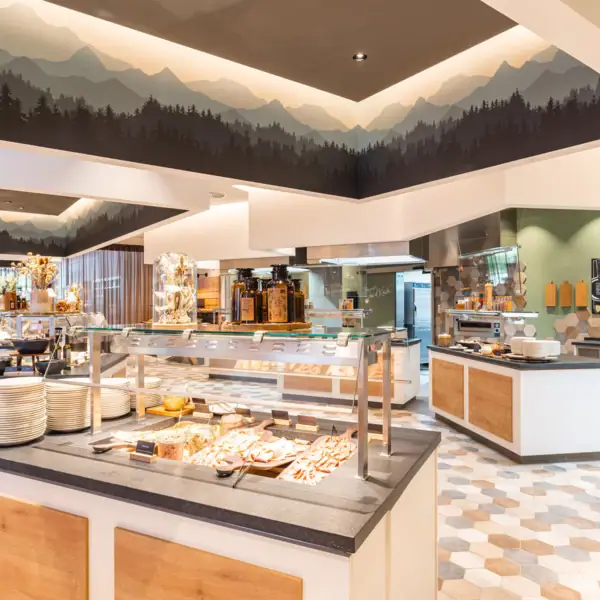 Ein Buffet mit verschiedenen Speisen in einem Restaurant.