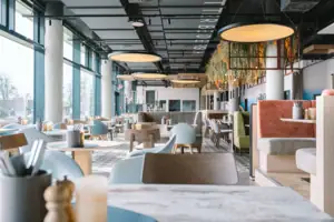 Ein großes Restaurant mit Tischen und Stühlen.