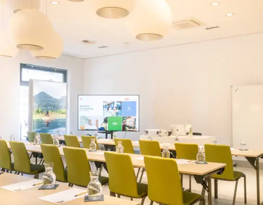 Ein Raum mit Tischen und Stühlen.