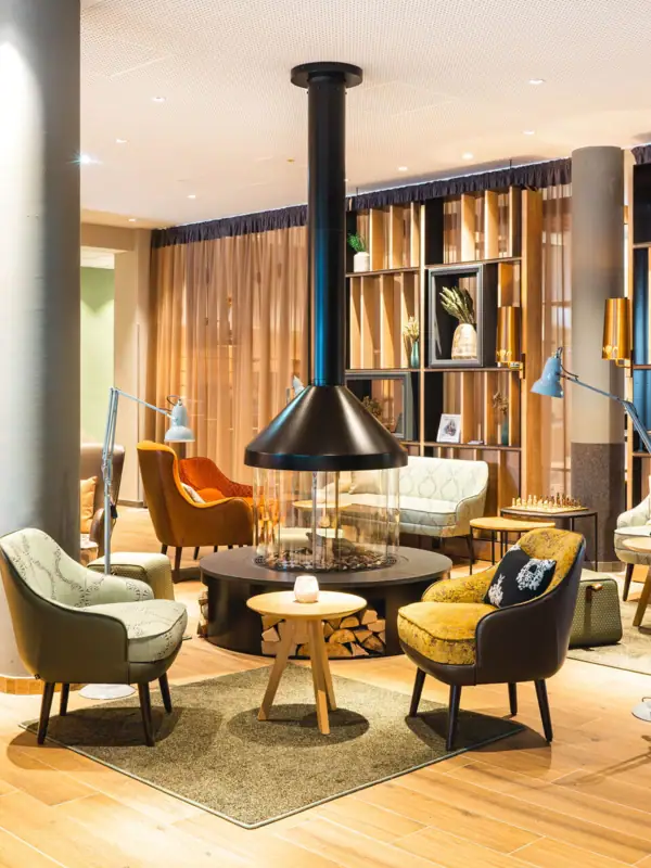 Ein Raum mit Kamin und Stühlen.