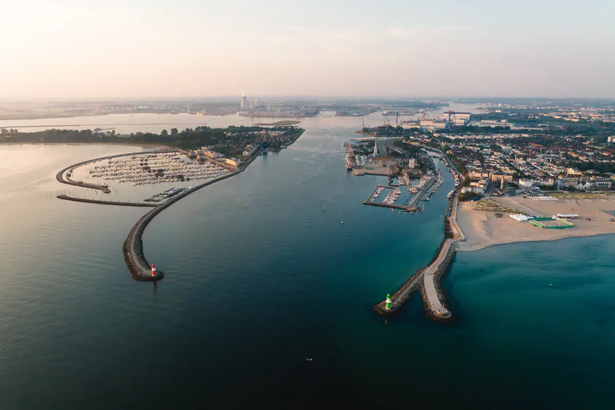 Warnemünde Luftaufnahme von Warnemünde und eines Gewässers