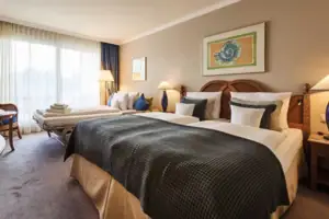 Doppelzimmer Ein Schlafzimmer mit zwei Einzelbetten und einem großen Bett.