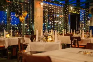 Ein festlich gedeckter Tisch mit Geschirr und Tischdecke.