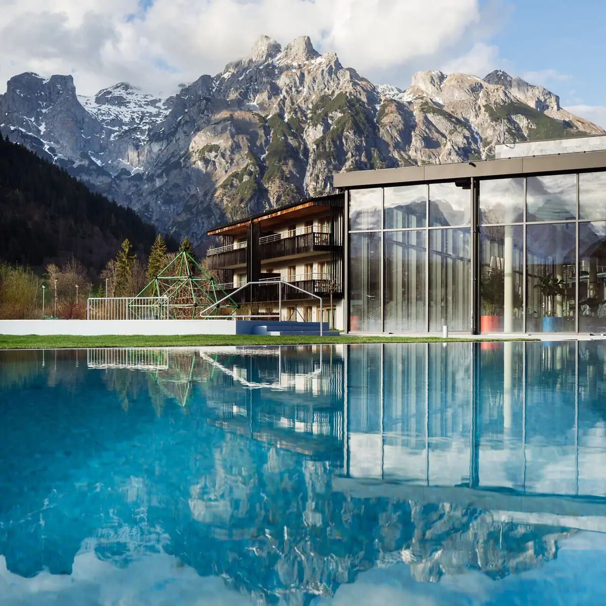 Blick vom Pool des Badehaus Werfenweng Richtung Berge