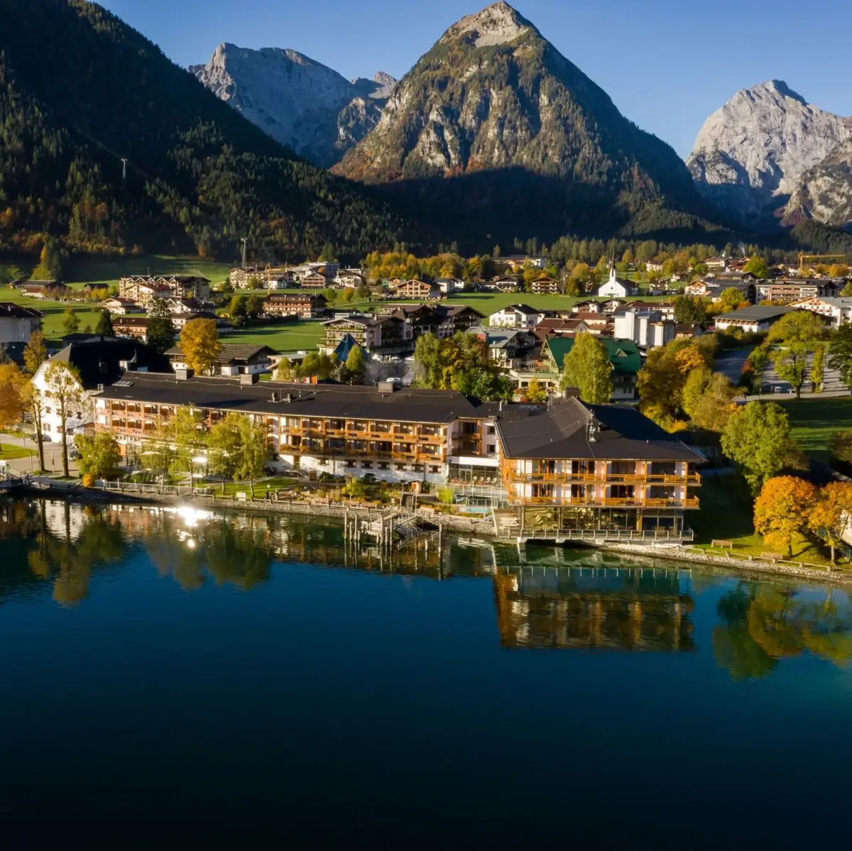Fürstenhaus im Herbst Stadt am Wasser mit Bäumen und klarem Himmel.