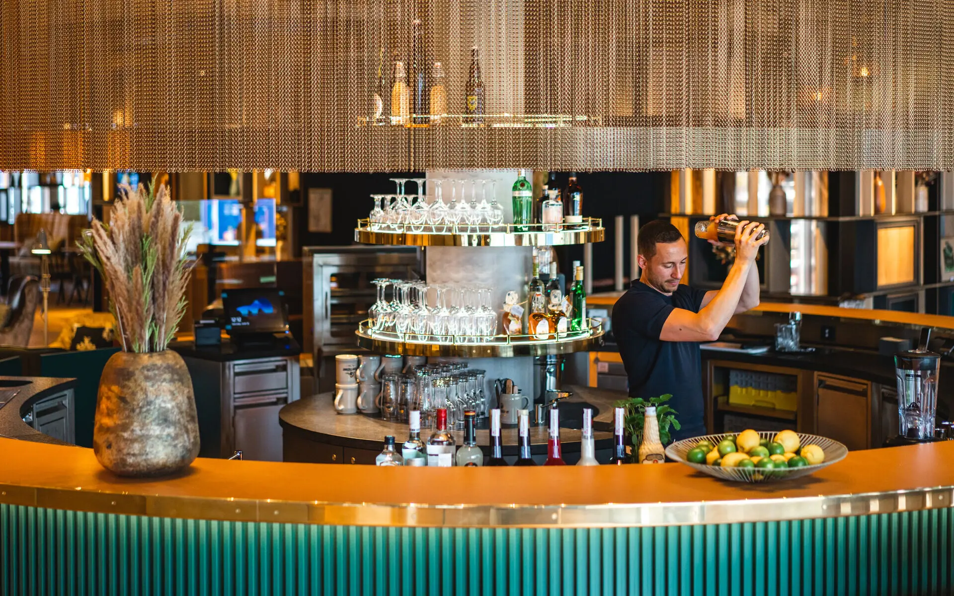 Ein Mann schenkt ein Getränk an einer Bar ein.
