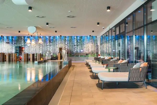 Ein Raum mit Stühlen und einem Pool.