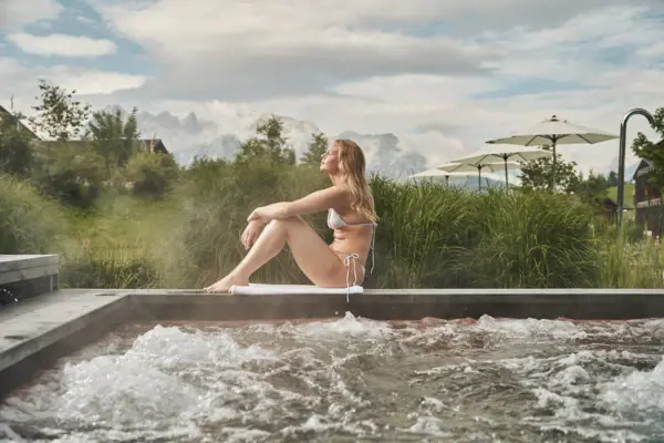 Frau sitzt am Whirlpool