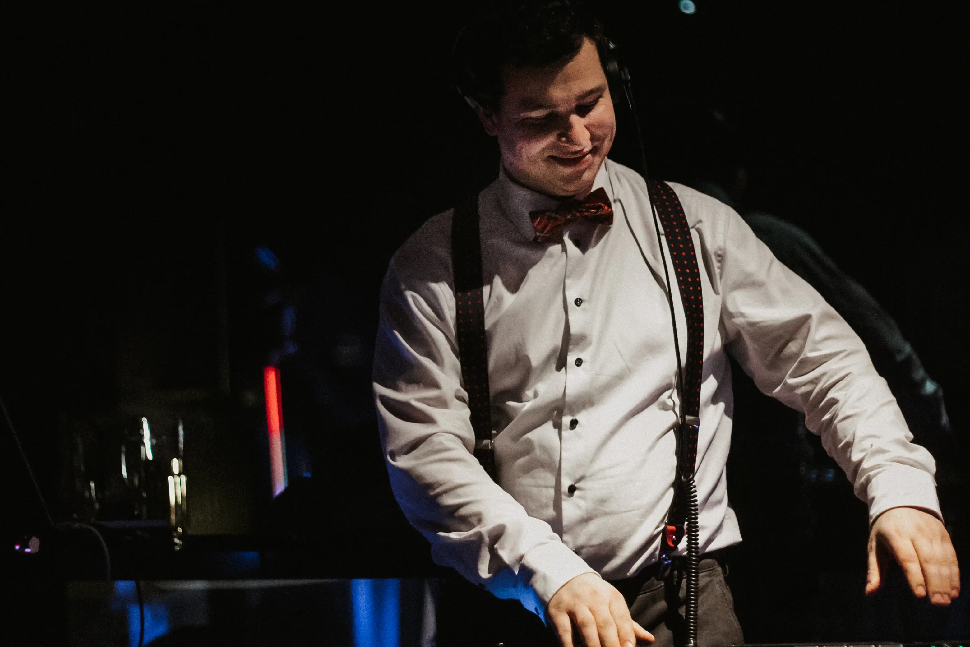 Ein Mann trägt eine Fliege und Kopfhörer.