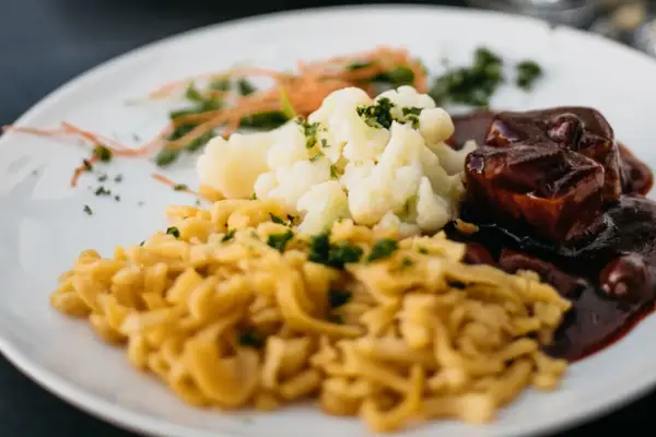 Hauptgericht auf einem Teller Ein Teller mit Essen auf einem Tisch.