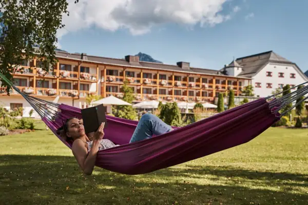 Eine Frau liegt in einer Hängematte.