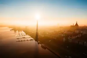 Warnemünde Stadt mit Gewässer und hohem Turm bei Sonnenaufgang im Freien