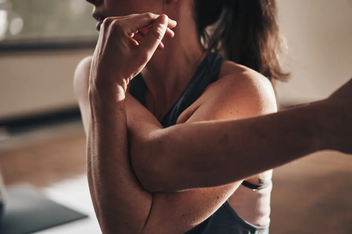 Eine Frau macht Yoga.