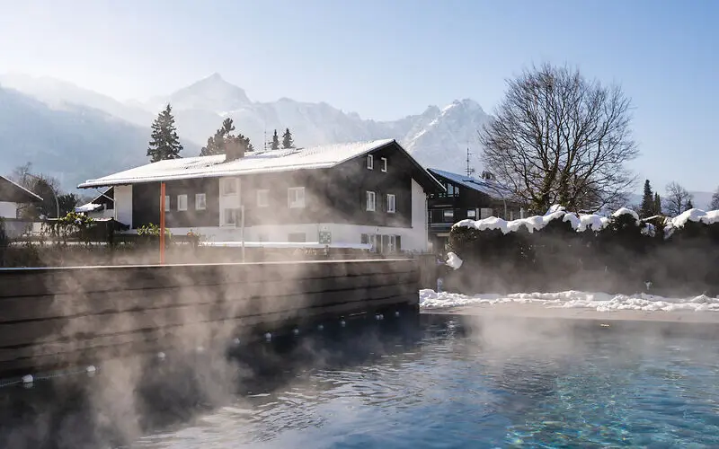 Außenpool vom aja Garmisch-Partenkirchen im Winter.