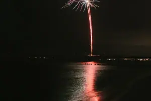 Feuerwerk am Nachthimmel über Wasser