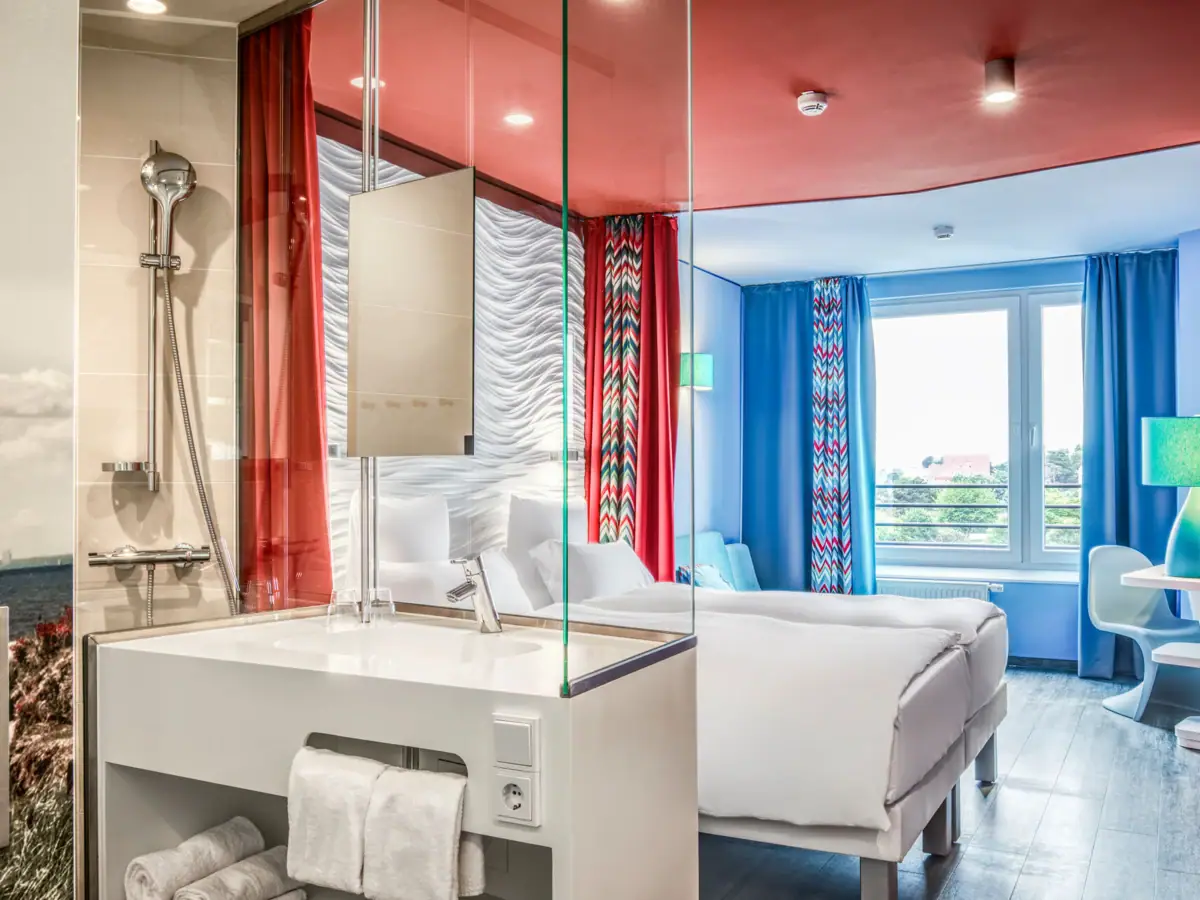 Doppelzimmer Ein Zimmer mit einem Doppelbett und einem Waschbecken.