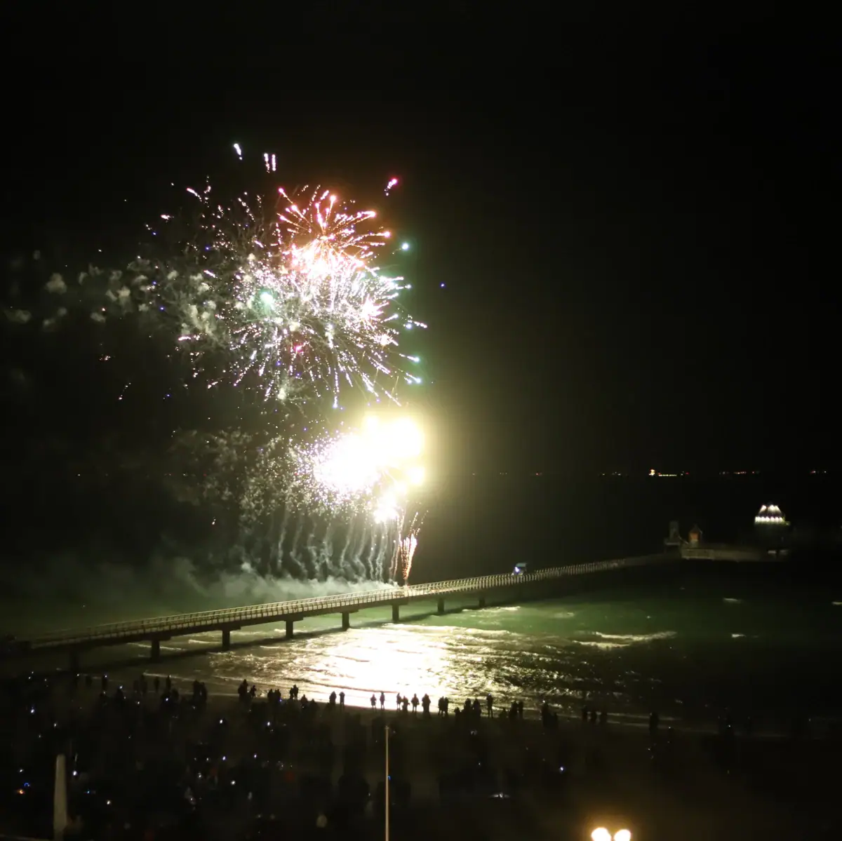 Feuerwerk über einem Gewässer am Nachthimmel