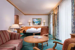 Ein Zimmer mit einem Bett und einem Tisch.