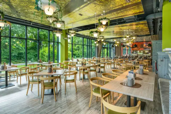 Ein Raum mit Tischen und Stühlen.