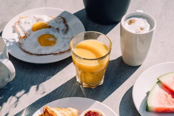 Ein Tisch mit Tellern voller Speisen und Getränken.