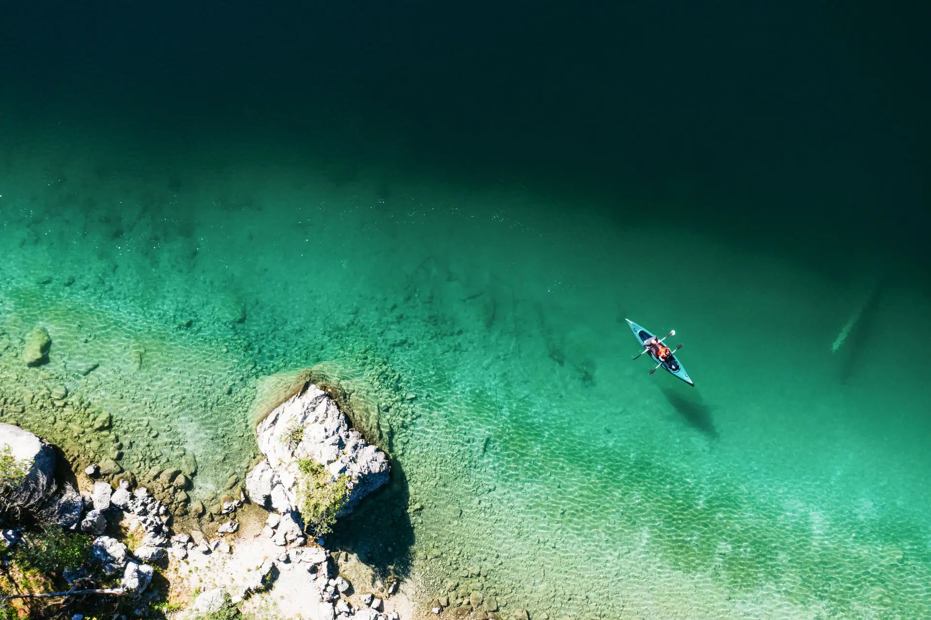 Kajak Eibsee Eine Person in einem Kajak auf dem Wasser.