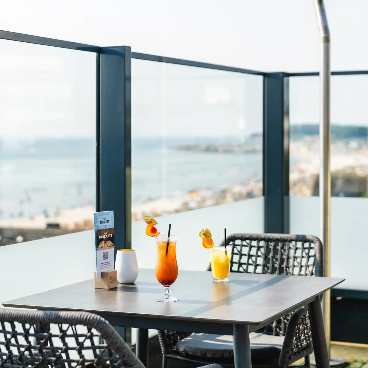 Ein Tisch mit Getränken darauf.