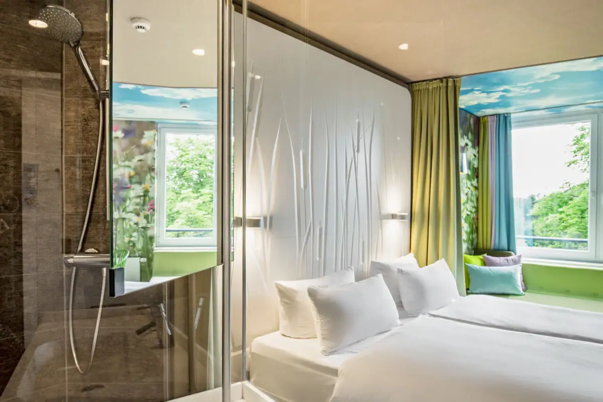 Ein Zimmer mit Dusche und Bett.