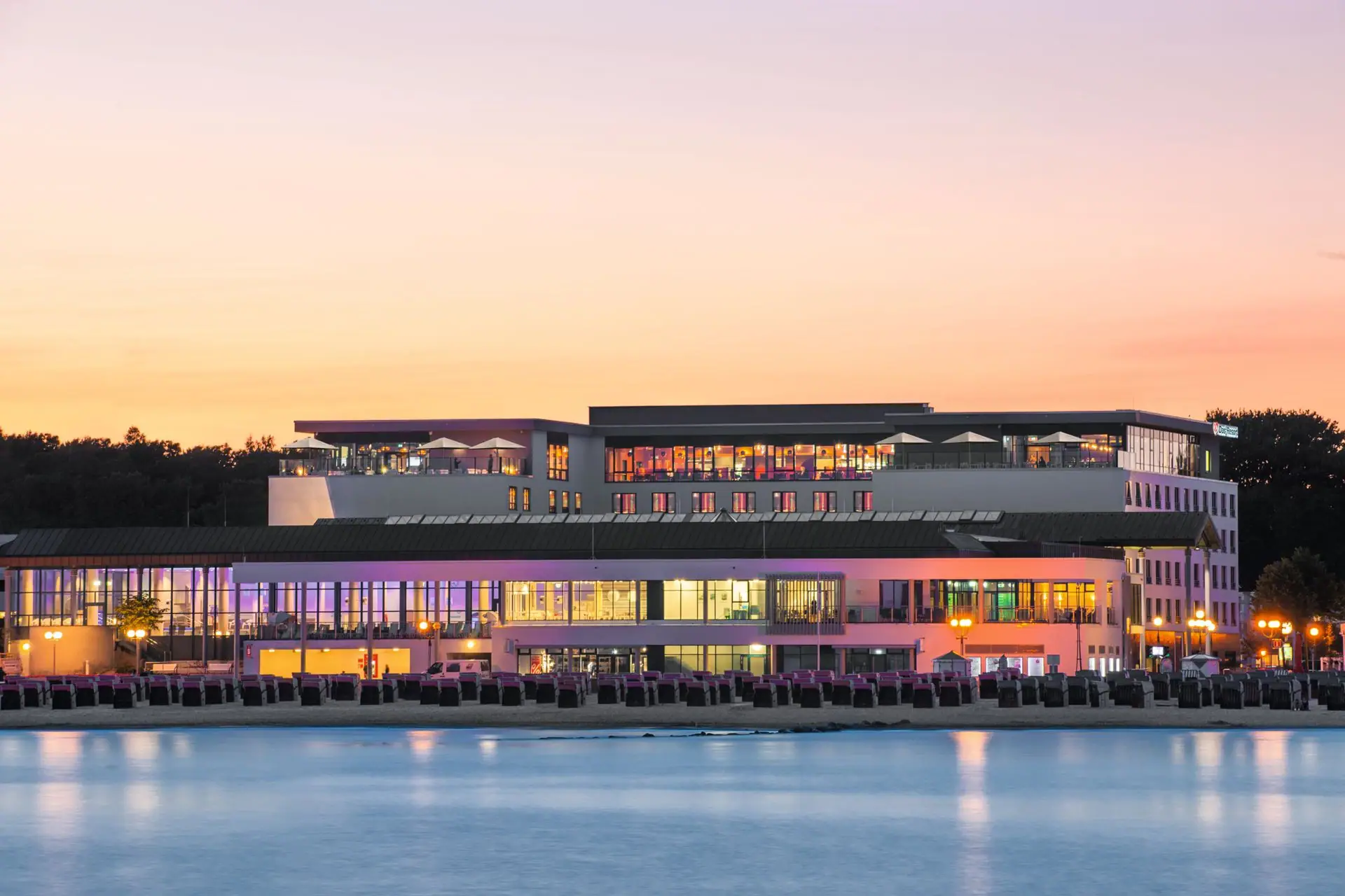 aja Grömitz bei Sonnenuntergang beleuchtet