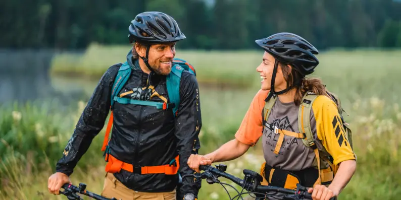 Ein Mann und eine Frau, die Mountainbike fahren