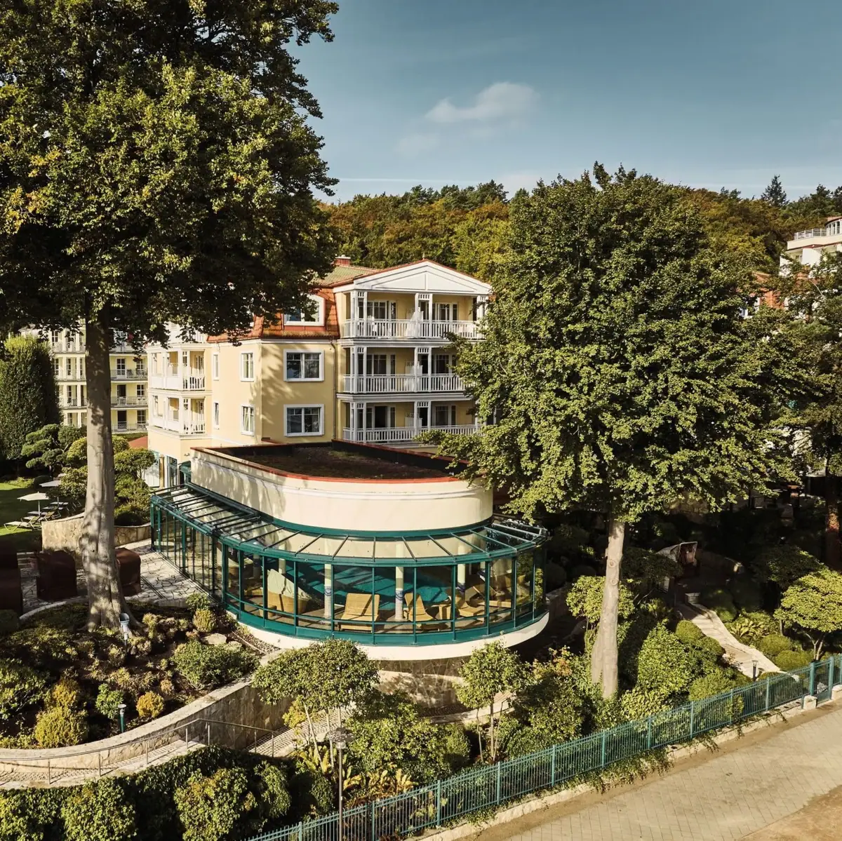 Ein Gebäude umgeben von Bäumen.