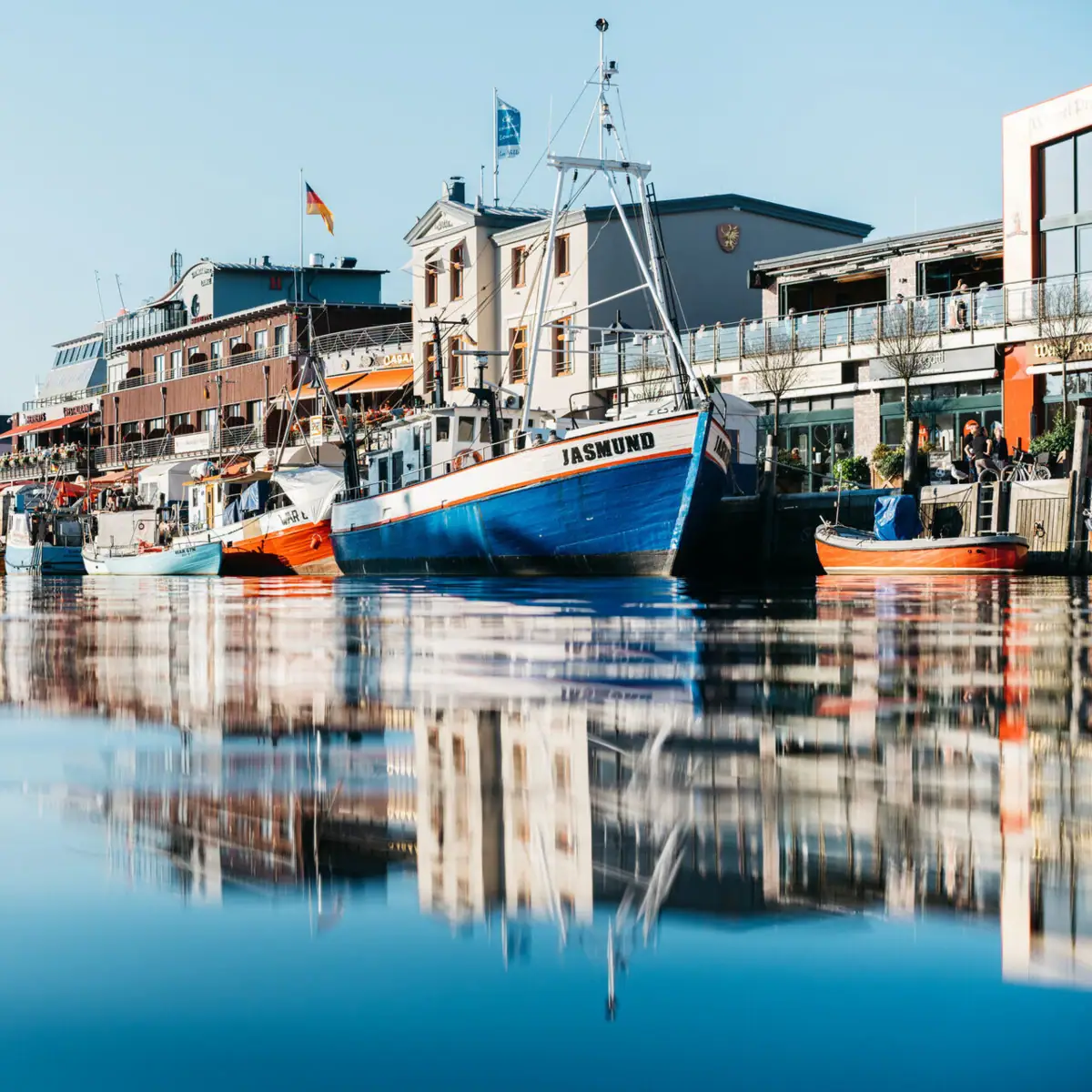 Boote auf dem Wasser mit klarer Spiegelung.