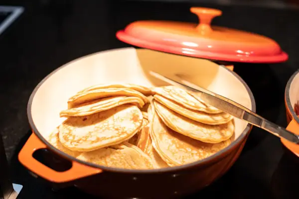 Pancakes Pfannkuchen mit Messer darauf.