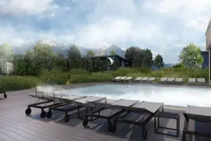 Ein Pool mit Liegestühlen und einem Haus im Hintergrund.