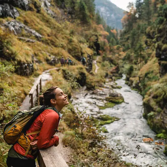 Eine Frau blickt auf die Weißbachschlucht.