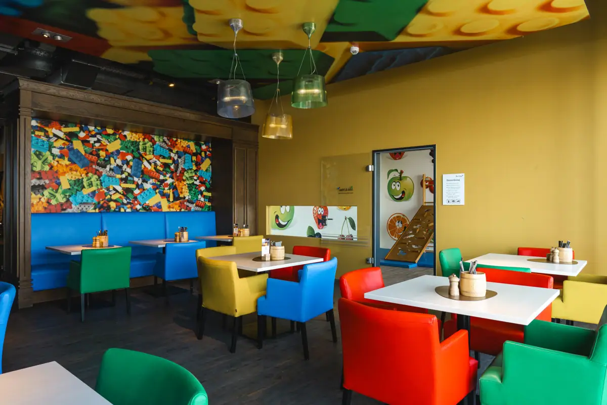 Bunte Tische und Stühle in einem Restaurant.