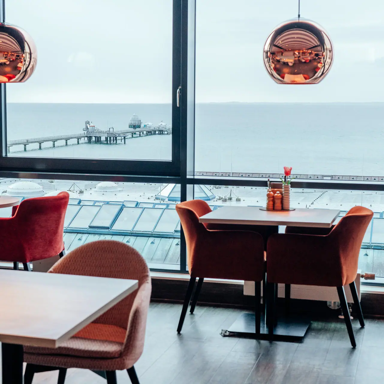 Ein Raum mit Blick auf den Ozean und einen Pier.