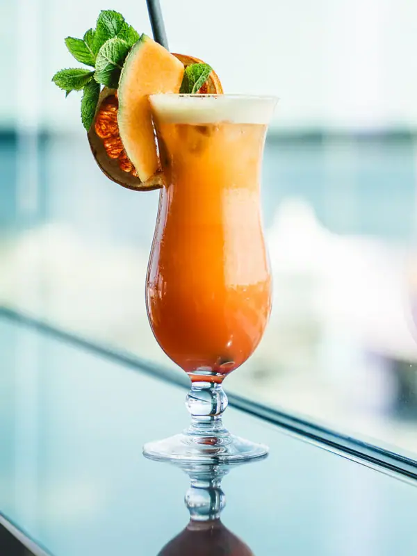 Ein Glas mit einem Cocktail auf einem Tisch.