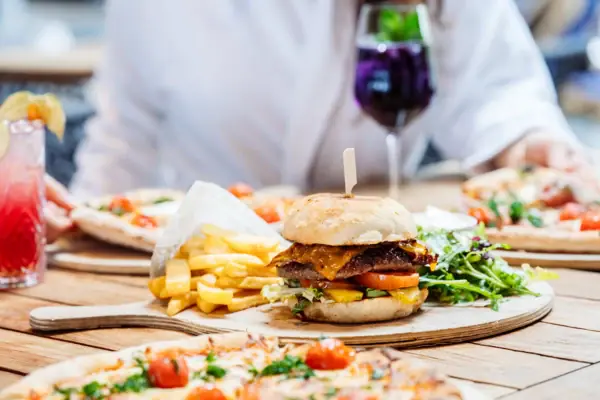 Ein Burger und Pommes auf einem Teller.