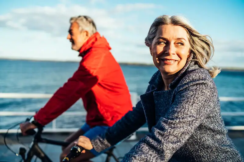 Fahrradtour Ein Mann und eine Frau fahren Fahrrad.