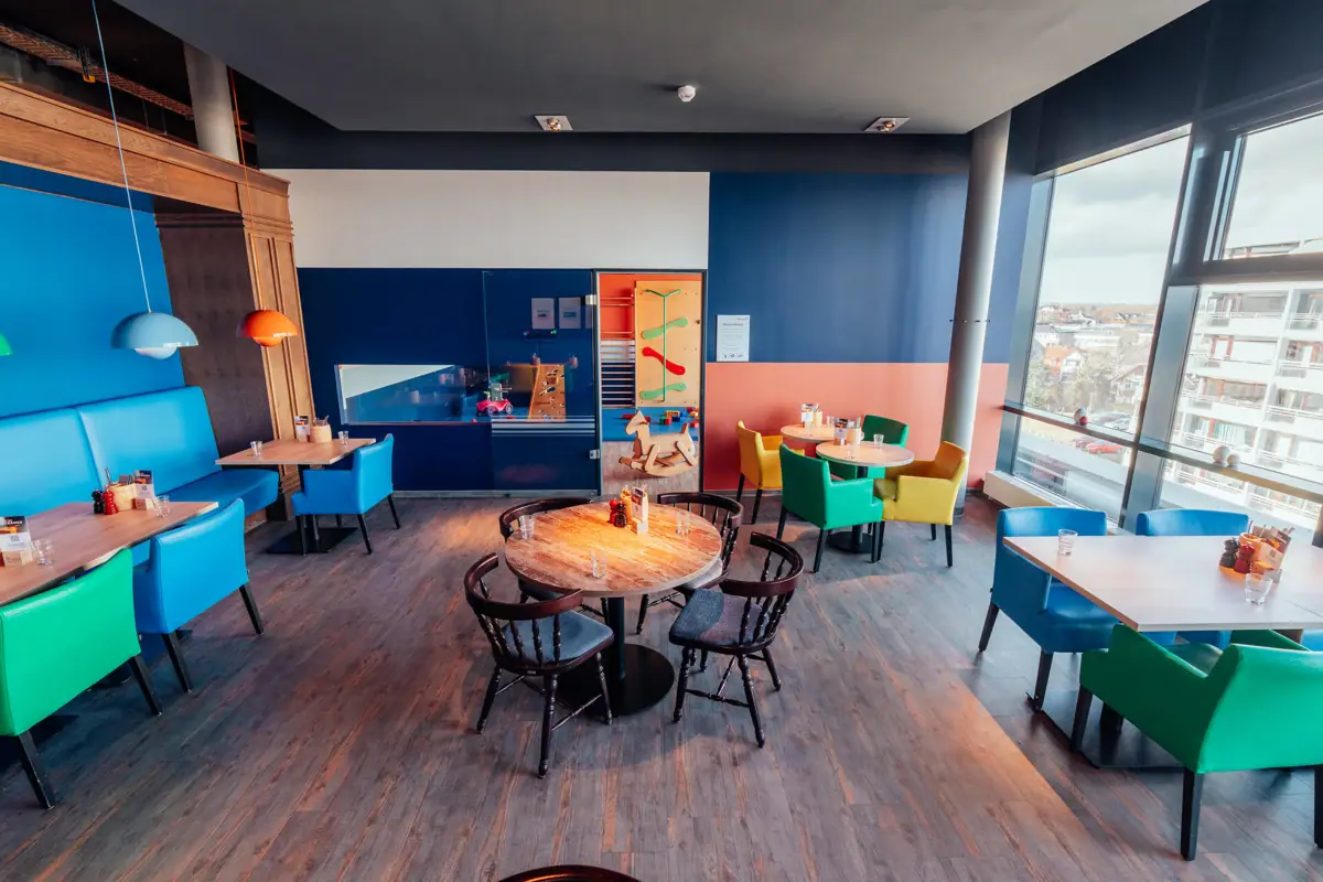 Ein Raum mit Tischen und Stühlen.