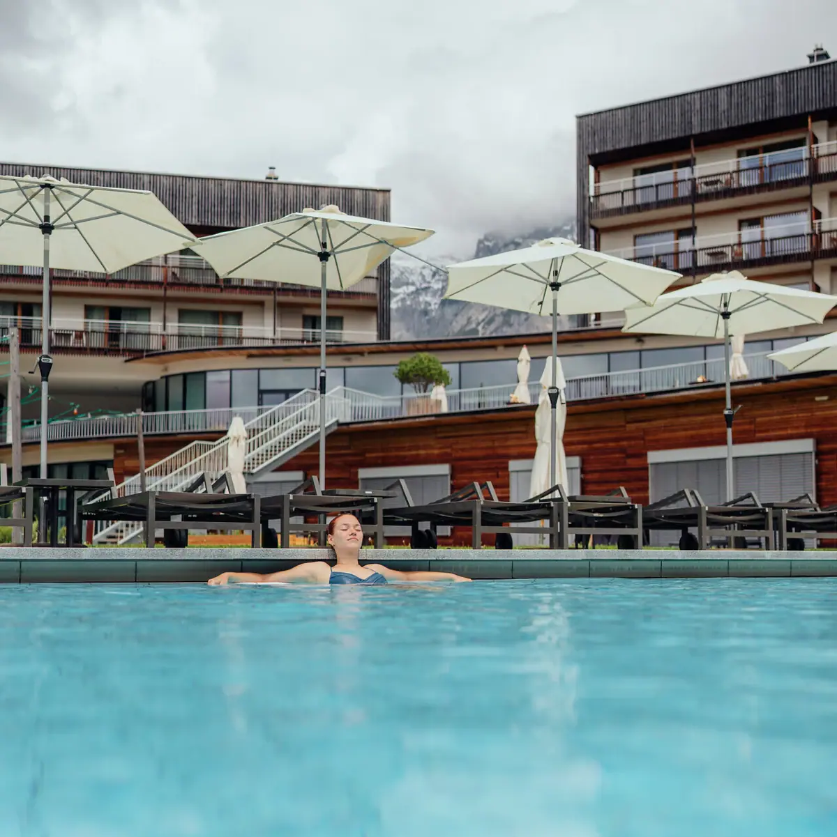 Eine Frau in einem Schwimmbecken.
