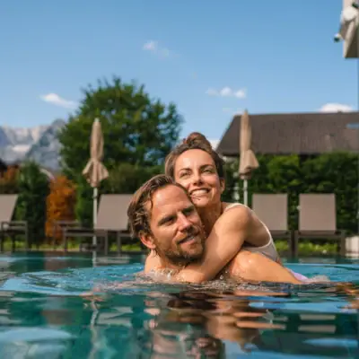 Außenpool Garmisch-Partenkirchen Ein Mann und eine Frau in einem Schwimmbecken.