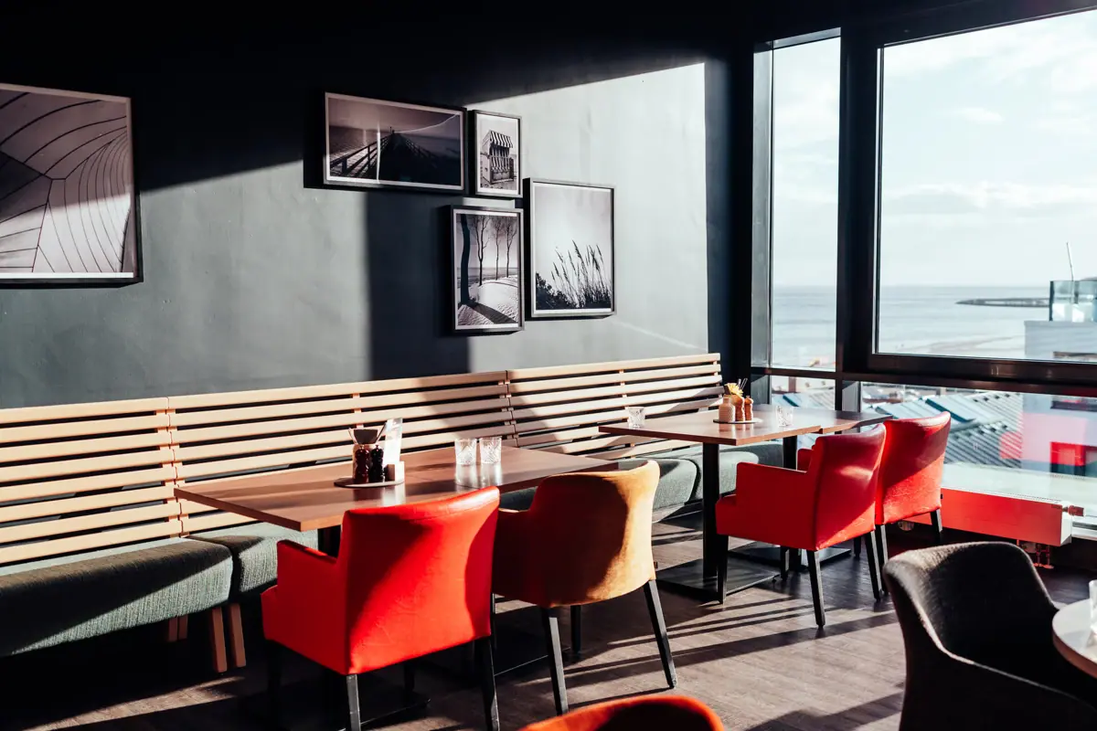 Ein Tisch und Stühle in einem Restaurant.