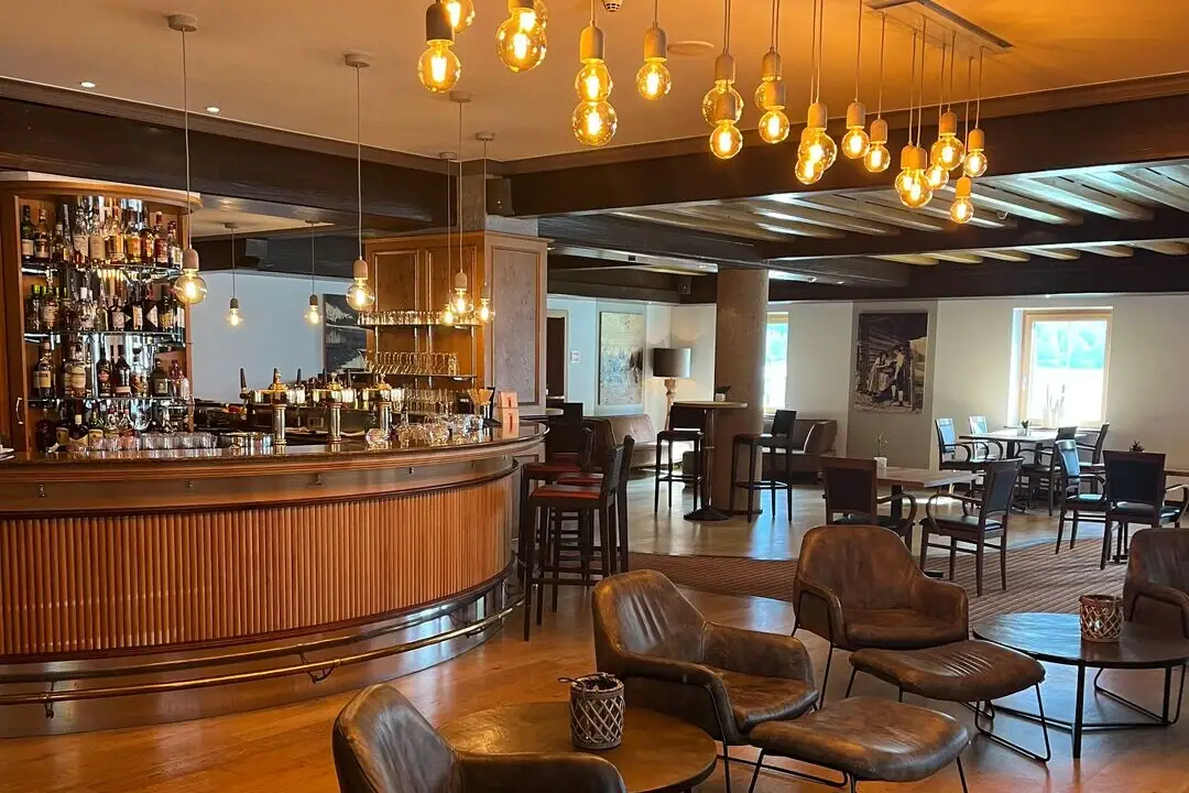 Furisto Bar & Lounge Ein Raum mit einer Bar und Stühlen.