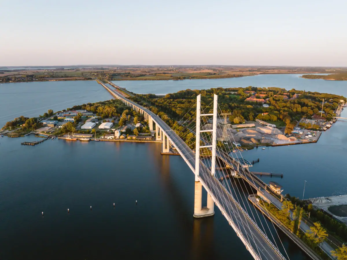 Brücke über Wasser mit Stadt im Hintergrund