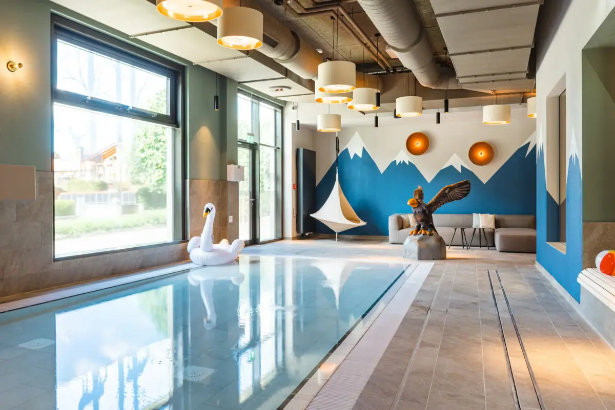 Ein Schwimmbecken mit einer Schwanen- und einer Vogelskulptur.