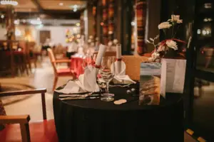 Ein Tisch mit Weingläsern und Servietten.